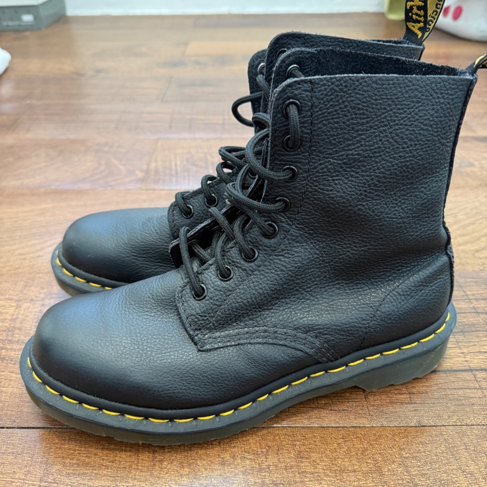 Dr. Martens 1460 Pascal Men 7 Women 8.5 Black Pebbled Leather 8-Eye Boots 13512